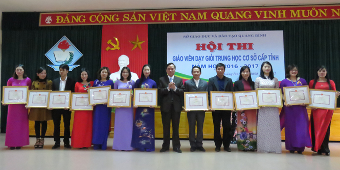 Ông Đinh Quý Nhân, Tỉnh ủy viên, Giám đốc Sở Giáo dục - Đào tạo trao giấy khen và phần thưởng cho 13 thầy cô giáo đạt giải nhất.