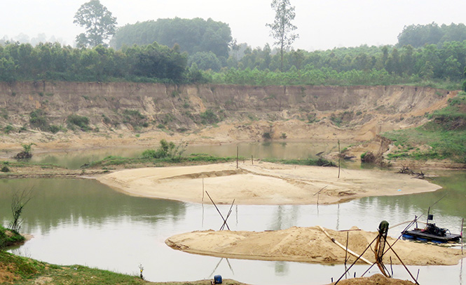 Một điểm khai thác cát gây sạt lở bờ sông ở sông Dinh thuộc địa phận xã Nam Trạch, huyện Bố Trạch.