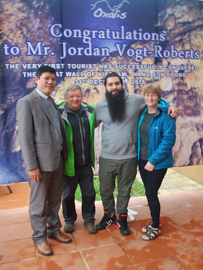  Đạo diễn Jordan Vogt Roberts chụp ảnh lưu niệm với ông bà HoWard Limbert và ông Đặng Đông Hà, Phó Giám đốc Sở Du lịch Quảng Bình.