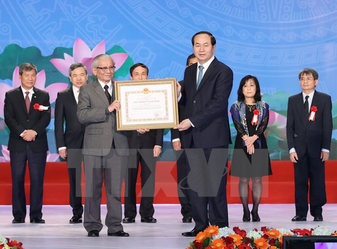 Chủ tịch nước Trần Đại Quang trao giải cho các tác giả đạt Giải thưởng Hồ Chí Minh về Khoa học và Công nghệ tại lễ trao giải ngày 15/1. (Ảnh: Nhan Sáng/TTXVN)