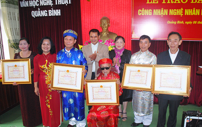 Lãnh đạo Hội Văn học - Nghệ thuật tỉnh trao bằng công nhận Nghệ nhân dân gian cho các nghệ nhân.