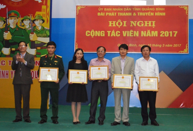 Đại diện lãnh đạo Đài PT-TH Quảng Bình trao thưởng cho các tập thể xuất sắc