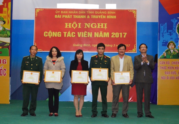 Đại diện lãnh đạo Đài PT-TH Quảng Bình trao thưởng cho các CTV xuất sắc