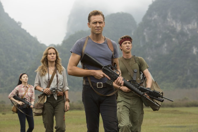 Hai ngôi sao Brie Larson và Tom Hiddleston (thứ hai và ba từ trái qua) trong phim Kong: Skull Island - Ảnh: CGV
