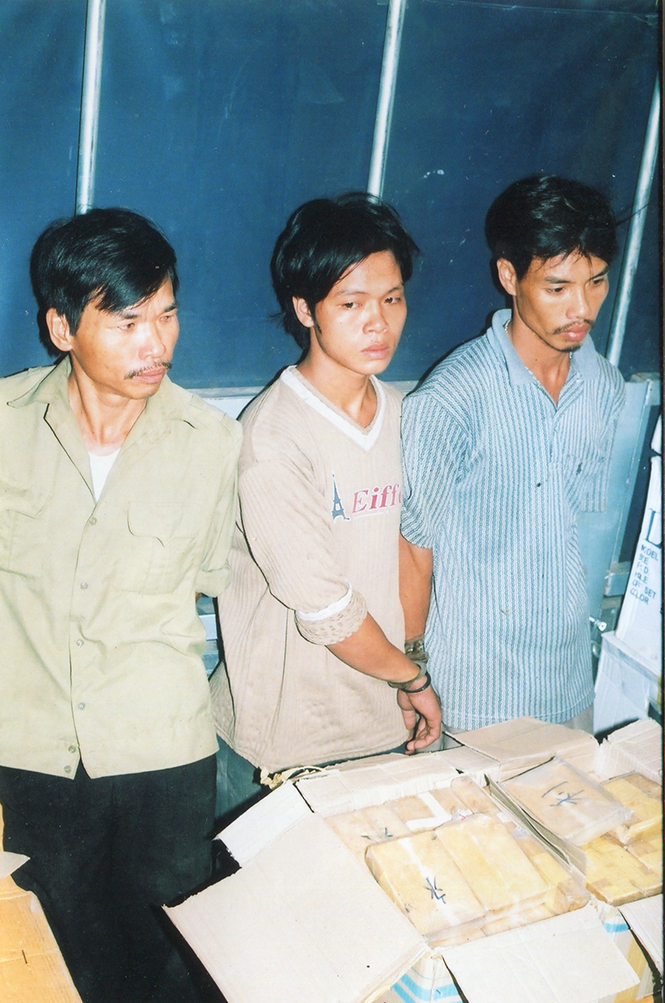 3 đối tượng bị bắt cùng tang vật là 199 bánh heroin trong chuyên án 604B-ngày 25-6-2004.