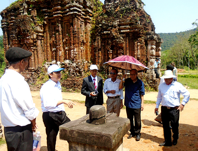  Hội viên Hội DSVHVN huyện Quảng Trạch tham quan thánh địa Mỹ Sơn - Duy Xuyên (Quảng Nam).