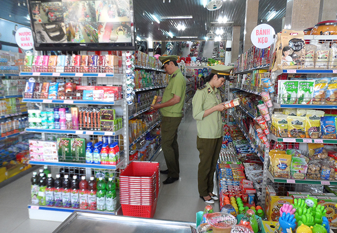 Lực lượng Quản lý thị trường kiểm tra chất lượng hàng hóa tại các cửa hàng trên địa bàn TP. Đồng Hới.