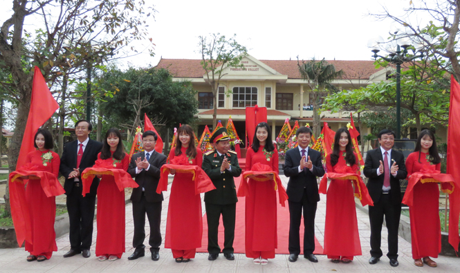 Lễ cắt băng khánh thành tượng Đại tướng Võ Nguyên Giáp đặt tại Trường THPT chuyên Võ Nguyên Giáp.