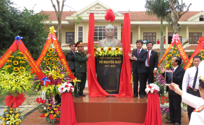 Toàn cảnh khuôn viên đặt tượng Đại tướng Võ Nguyên Giáp.