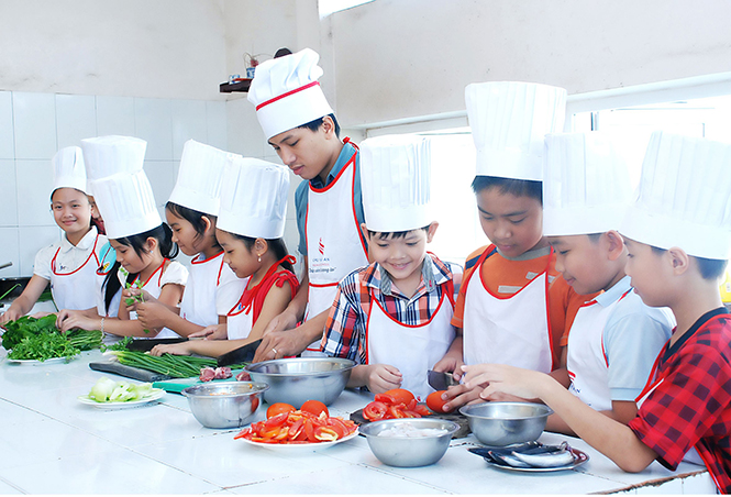 Học sinh Trường tiểu học Chu Văn An đang được hướng dẫn kỹ năng tự phục vụ.