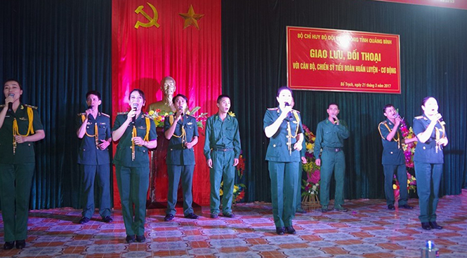 Đội tuyên truyền văn hóa BĐBP tỉnh biểu diễn phục vụ cán bộ, chiến sĩ tại buổi giao lưu, đối thoại.