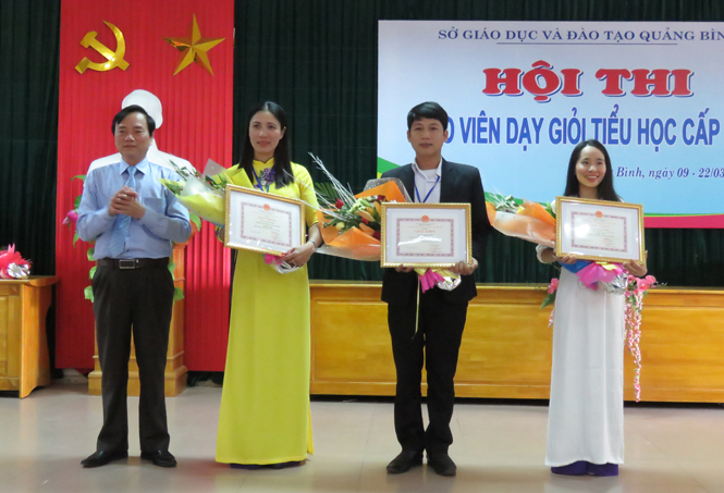 Đồng chí Đinh Quý Nhân, Tỉnh ủy viên, Giám đốc Sở Giáo dục - Đào tạo trao thưởng cho các giáo viên đạt giải nhất.