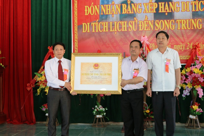 Trao bằng công nhận Di tích lịch sử cấp tỉnh đền Song Trung cho xã Phù Hóa, huyện Quảng Trạch