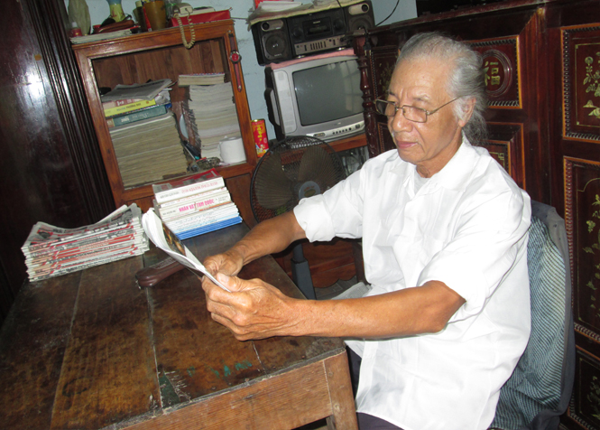 Ông Trương Duy Nguy ở TDP 7 (Đồng Sơn, TP. Đồng Hới) một người say mê đọc sách báo hàng ngày.