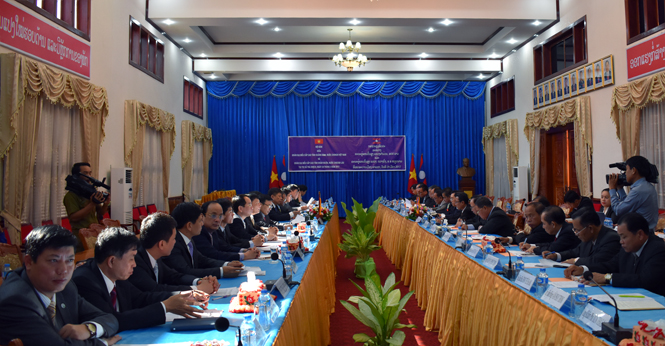 Toàn cảnh hội đàm, ký kết biên ban hợp tác giữa Đoàn đại biểu cấp cao Đảng, chính quyền hai tỉnh Quảng Bình và Khăm Muộn (Lào).