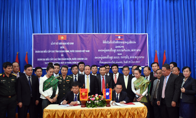 Lễ ký kết biên bản hợp tác giữa hai tỉnh Quảng Bình và Khăm Muộn.
