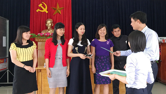 BHXH huyện Quảng Trạch trực tiếp bàn giao sổ BHXH cho cán bộ, giáo viên Trường THPT Quang Trung.