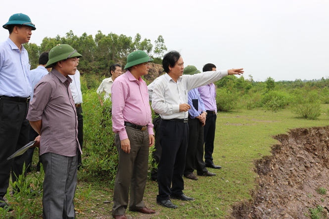 Đồng chí Lê Minh Ngân, Tỉnh ủy viên, Phó Chủ tịch UBND kiểm tra khu vực sạt lỡ tại công trình thủy lợi hồ Vực Tròn, huyện Quảng Trạch.