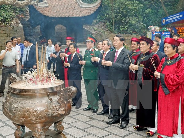 Chủ tịch nước Trần Đại Quang cùng lãnh đạo Đảng, Nhà nước và đồng bào cả nước đến thành kính dâng hương tưởng niệm các Vua Hùng. (Ảnh: Nhan Sáng/TTXVN)
