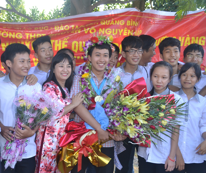 Năm 2016, đang là học sinh lớp 11, Nguyễn Thế Quỳnh đã đoạt Huy chương Bạc Olympic Vật lý Châu Á và Huy chương Vàng thế giới.