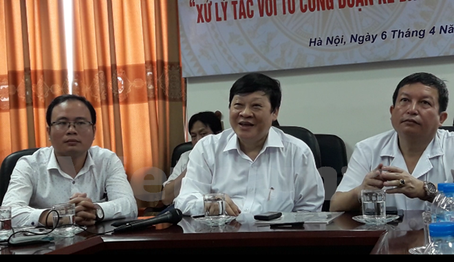Thứ trưởng Bộ Y tế Nguyễn Viết Tiến (giữa) tại buổi hojp báo. (Ảnh: PV/Vietnam+)
