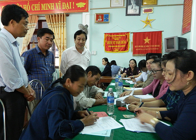 Lãnh đạo UBND tỉnh và thị xã Ba Đồn giám sát việc chi trả bồi thường thiệt hại do sự cố môi trường biển cho nhân dân xã Quảng Hải.