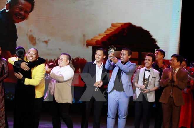 Ban tổ chức trao giải Cánh diều Vàng cho hạng mục phim Điện Ảnh thuộc về phim Sài Gòn anh yêu em (đạo diễn Lý Minh Thắng - Công ty trách nhiệm hữu hạn MTV Live On). (Ảnh: Phương Vy/TTXVN)