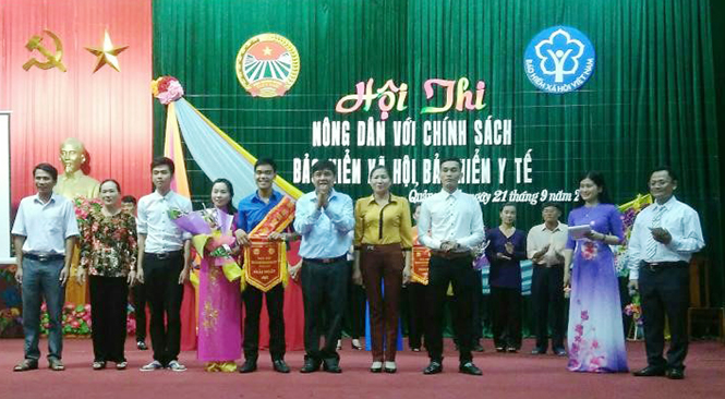Lãnh đạo Hội Nông dân tỉnh trao giải nhất hội thi Nông dân với chính sách BHXH, BHYT năm 2016 cho Hội Nông dân xã Đại Trạch.