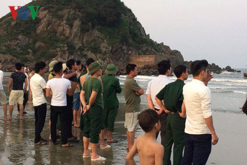  Người thân của hai em học sinh bị đuối nước trong nhóm đi chụp ảnh kỷ yếu ở Nghệ An.