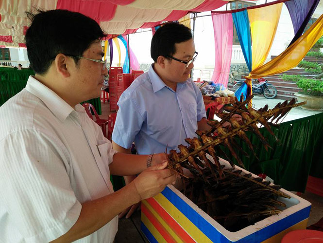 Cá khe, một đặc sản của Minh Hóa được bán tại hội chợ