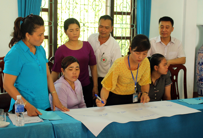 Các thành viên trong Tổ hợp tác đan vá lưới xã Bảo Ninh tham gia tập huấn về xây dựng kế hoạch hoạt động nhằm tạo thêm việc làm, nâng cao thu nhập.