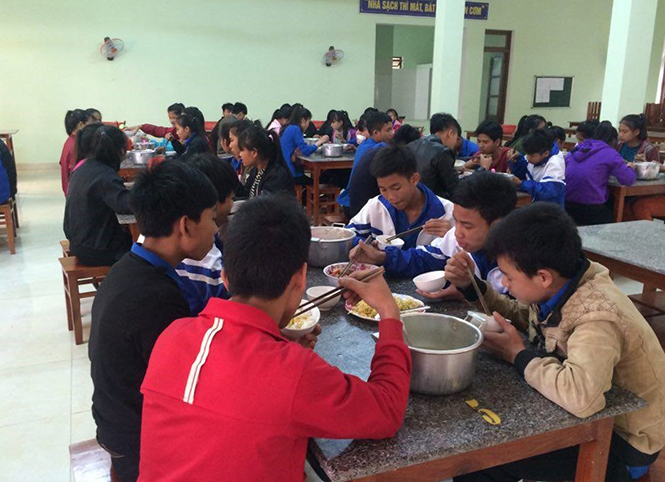 Học sinh Trường THCS và THPT Hóa Tiến được hỗ trợ chế độ nội trú với 3 bữa ăn/ngày.