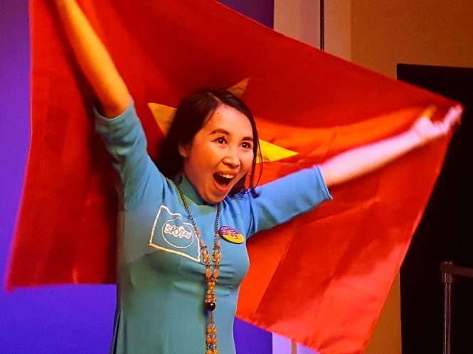 Cô giáo Trần Thị Thúy vỡ òa xúc động khi giành giải đặc biệt - Ảnh: Microsoft Việt Nam