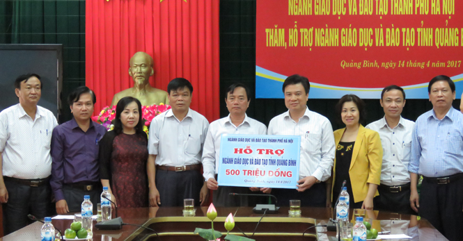 Lãnh đạo ngành GD - ĐT Hà Nội trao quà hỗ trợ ngành GD - ĐT Quảng Bình.