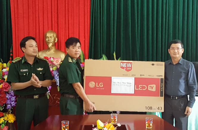 Đồng chí Trần Tiến Dũng, Tỉnh ủy viên, Phó Chủ tịch UBND tỉnh thăm và tặng quà Đồn Biên phòng Cà Xèng.