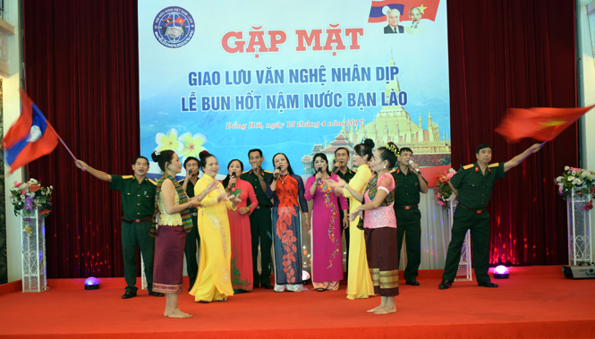 Các hội viên giao lưu văn nghệ và bài múa Lăm vông nhằm thắt chặt thêm tình hữu nghị, đoàn kết giữa hai nước Việt Nam- Lào.