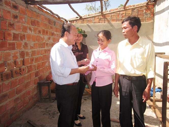 Ông Nguyễn Thế Hùng, Chủ tịch Hội Người mù tỉnh đến thăm hỏi và động viên các hội viên bị thiệt hại sau lũ năm 2016.