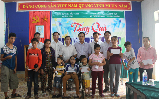 Đoàn trao tặng quà cho trẻ khuyết tật tại Trung tâm phục hồi chức năng huyện Quảng Ninh.