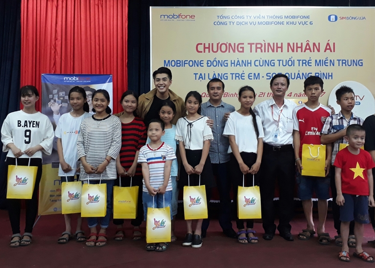 Đại diện lãnh đạo Công ty dịch vụ MobiFone Khu vực 6 và ca sĩ Noo Phước Thịnh tặng quà cho các cháu