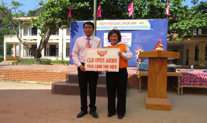 Bà Nguyễn Thị Lệ Hằng, Chủ nhiệm Câu lạc bộ Open ARMS, trao tặng thư viện thứ 11 cho Trường THCS Sơn Trạch.