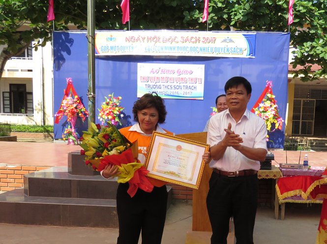 Thừa ủy quyền của Chủ tịch UBND tỉnh, lãnh đạo Sở Giáo dục và Đào tạo trao bằng khen cho bà Nguyễn Thị Lệ Hằng, Chủ nhiệm Câu lạc bộ Open ARMS.