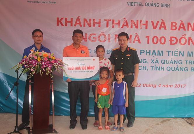 Đại diện Viettel Quảng Bình trao nhà tình nghĩa cho gia đình anh Phạm Tiến Mẫn.