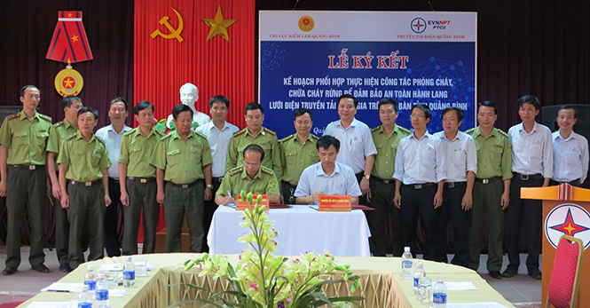 Lãnh đạo Truyền tải điện Quảng Bình và Chi cục Kiểm lâm tỉnh ký kết kế hoạch phối hợp.