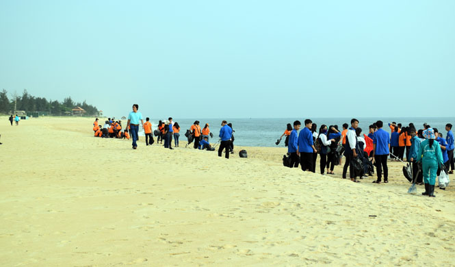  Đoàn viên thanh niên tham gia dọn vệ sinh, thu gom rác thải tại khu vực bờ biển Nhật Lệ