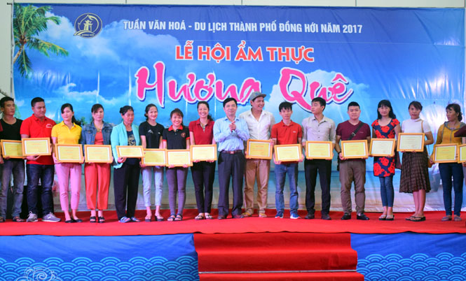  Đại diện lãnh đạo T.P Đồng Hới trao giấy chứng nhận cho các cơ sở kinh doanh tham gia Lễ hội ẩm thực 