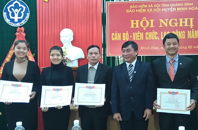 BHXH huyện Minh Hóa khen thưởng cho các cá nhân có thành tích xuất sắc trong năm 2016.
