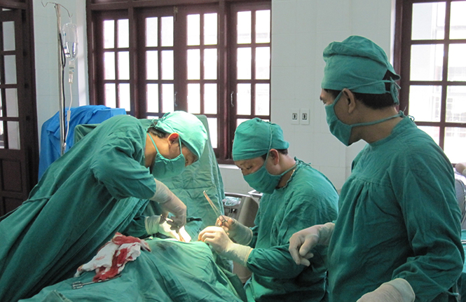 Trong năm 2016, tổng chi khám chữa bệnh bằng BHYT của huyện Minh Hóa là 18,5 tỷ đồng. (Trong ảnh: Một ca phẫu thuật tại Bệnh viện đa khoa Minh Hóa)
