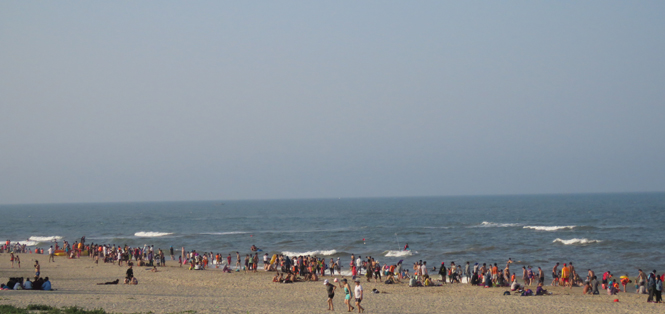 Biển Nhật Lệ trong dịp nghỉ lễ luôn đông du khách tắm biển.