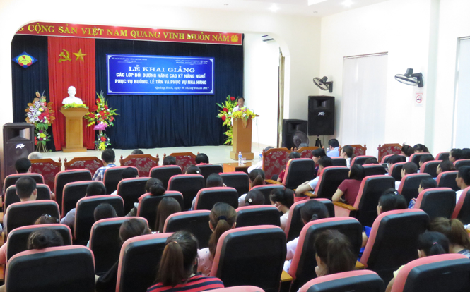Tại lễ khai giảng, ông Nguyễn Văn Kỳ, Phó Giám đốc Sở Du lịch, Chủ tịch Hiệp hội Du lịch Quảng Bình cho biết: Nguồn nhân lực phục vụ du lịch đang thiếu trầm trọng.