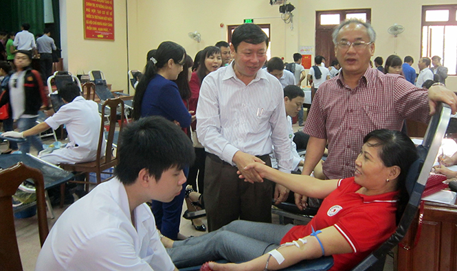 Lãnh đạo huyện Quảng Ninh đến thăm hỏi, động viên các tình nguyện viên tham gia hiến máu.